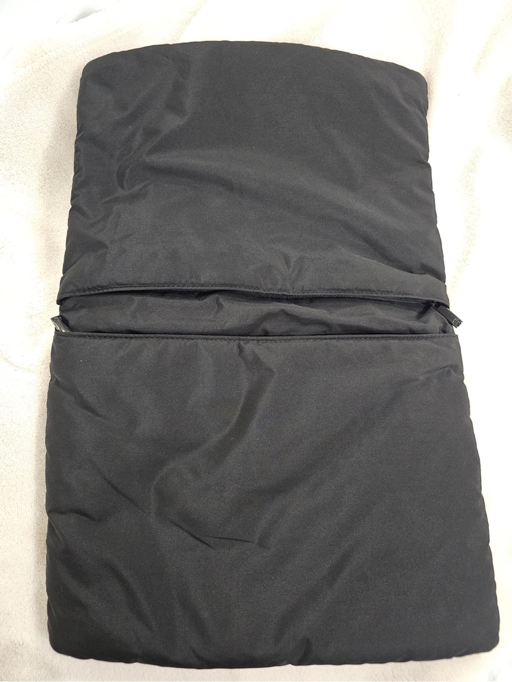 Authentic CHANEL Beauté puffy cosmetic/travel bag - Picture 5 of 10